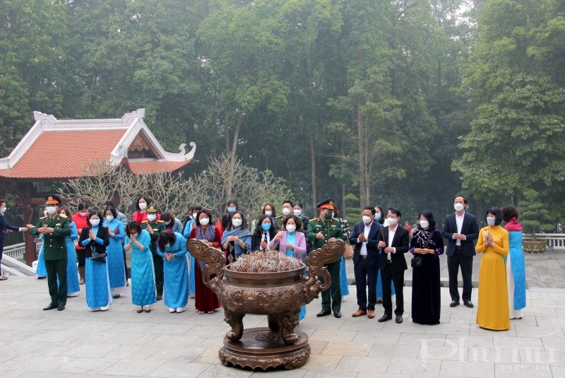 Trong khuôn khổ chương trình, Hội LHPN Hà Nội cùng các đại biểu đã làm lễ dâng hương tưởng niệm Chủ tịch Hồ Chí Minh tại Nhà tưởng niệm Chủ tịch Hồ Chí Minh trong khuôn viên Khu Di tích K9 Đá Chông.