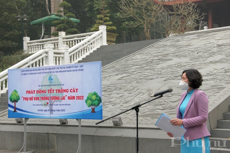 Chủ tịch Hội LHPN Hà Nội phát động Tết trồng cây.