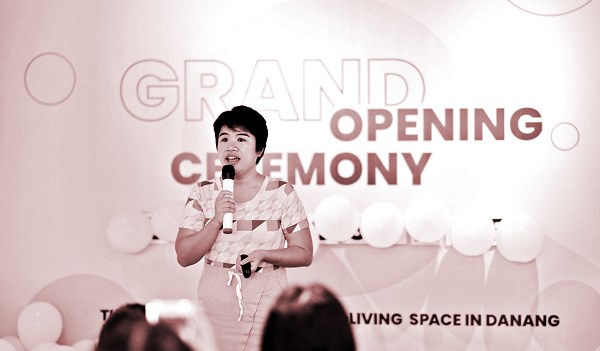 Chị Hạnh Trang phát biểu tai một buổi ra mắt sản phẩm công nghệ thông tin của công ty