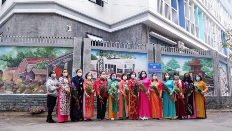 Tuần lễ áo dài là dịp để chị em phụ nữ được gắn kết với nhau, chụp hình đăng tải trên các mạng xã hội nhằm lan toả nét đẹp của tà áo dài Việt