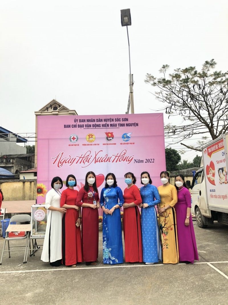 Chị em cán bộ hội viên phụ nữ huyện Sóc Sơn còn mặc áo dài tham gia ngày hội hiến máu năm 2022