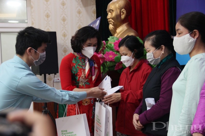 Đại diện lãnh đạo Báo Phụ nữ Thủ đô, bệnh viện Hưng Việt và Công ty Cổ phần Dược phẩm Cysina trao tặng 15 suất quà cho các hội viên có hoàn cảnh khó khăn tại quận Hai Bà Trưng.