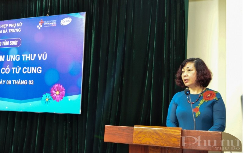 Đồng chí Lê Thị Thiên Hương - Phó Chủ tịch Hội LHPN Hà Nội phát biểu tại chương trình tư vấn sức khỏe.