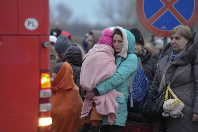 Người dân Ukraine đi lánh nạn.