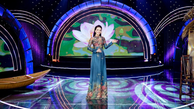 Tân Nhàn cũng là nữ nghệ sĩ hiếm trong làng giải trí Việt luôn đau đáu nghiên cứu và tôn vinh âm nhạc truyền thống Việt Nam