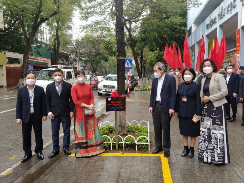 Các đại biểu gắn biển công trình phủ xanh gốc cây trên tuyến phố Nguyễn Thái Học của Hội LHPN quận Ba Đình thực hiện