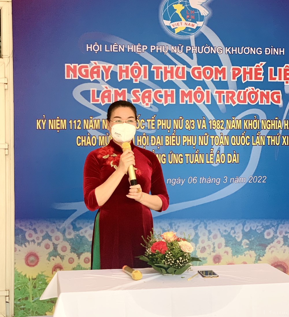 Đồng chí Trịnh Thị Hồng Thuỷ, Chủ tịch Hội LHPN quận Thanh Xuân xúc động trước việc làm của các cán bộ, hội viên phụ nữ phường, đồng thời hi vọng phong trào được duy trì và phát huy hiệu quả hơn nữa, làm sạch môi trường sống