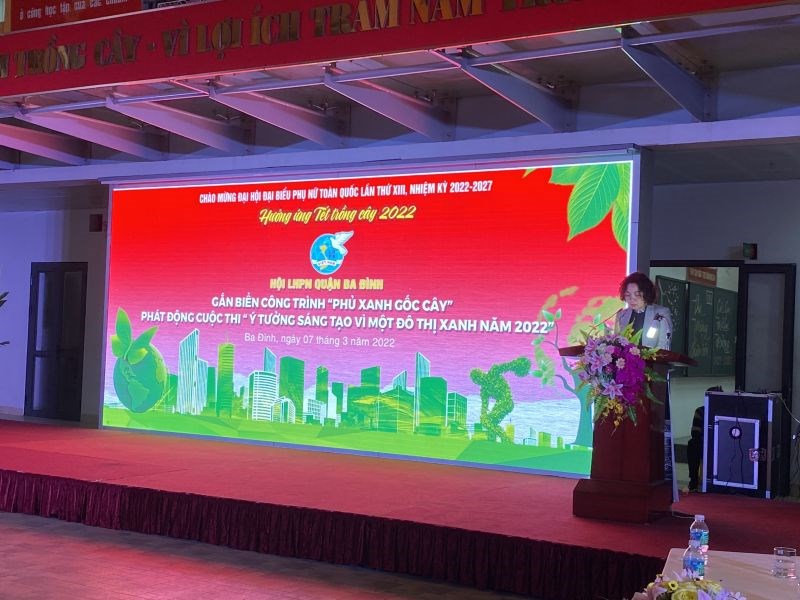 Đồng chí Đinh Thị Phương Liên, Quận ủy viên, Chủ tịch Hội LHPN quận Ba Đình phát biểu khánh thành  công trình