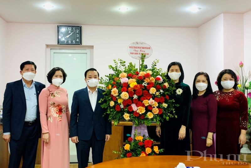 Đồng chí Chử Xuân Dũng thay mặt lãnh đạo UBND thành phố Hà Nội thăm, tặng hoa và chúc mừng Hội LHPN Việt Nam nhân ngày 8/3.