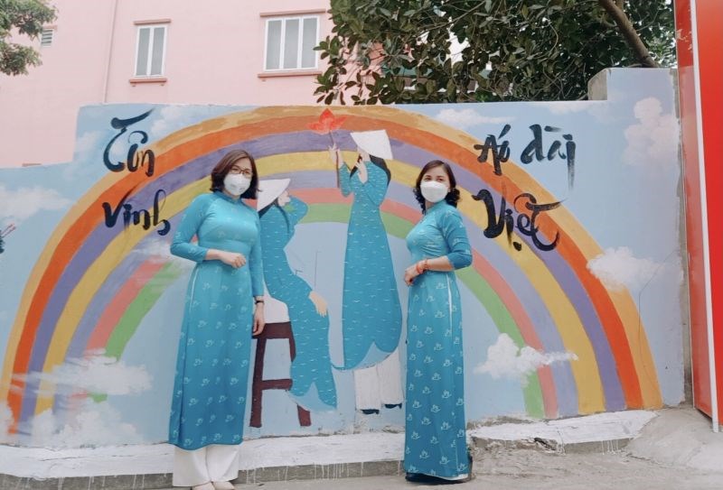Không những mặc áo dài nhận diện của Hội LHPN Việt Nam để hưởng ứng tuần lễ áo dài năm 2022 mà cán bộ hội viên phụ nữ huyện Gia Lâm còn tham gia vẽ những bức tranh tường với những hình ảnh của tà áo dài Việt Nam.