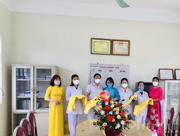 Hội LHPN huyện Gia Lâm tặng áo dài cho nữ y, bác sỹ tại các trạm y tế địa phương