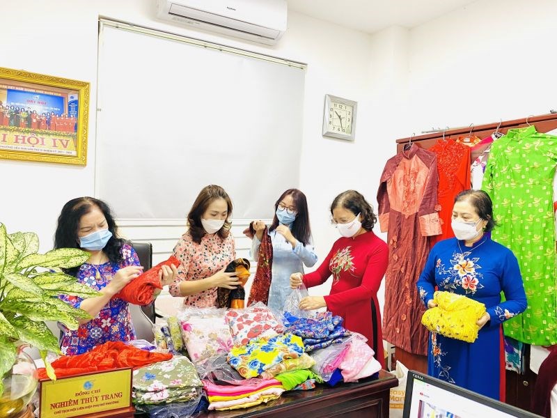 Những bộ áo dài được chị em phụ nữ gửi tới Hội LHPN phường Liễu Giai để gửi tặng phụ nữ khó khăn ở tỉnh Hà Giang