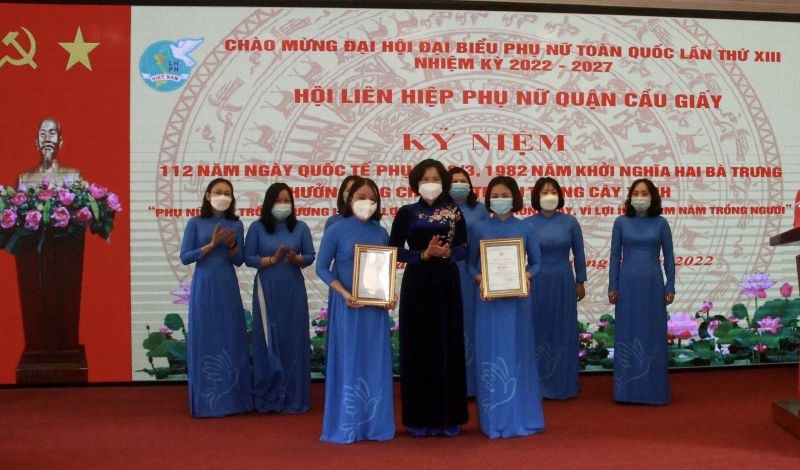 Đồng chí Lê Kim Anh - Chủ tịch Hội LHPN Hà Nội tặng bằng khen cho tập thể đoạt giải Ba và giải khuyến khích cuộc thi Clip bài hát tuyên truyền chào mừng thành công Đại hội đại biểu Phụ nữ TP Hà Nội lần thứ XVI, chào mừng Đại hội đại biểu Phụ nữ toàn quốc lần thứ XIII