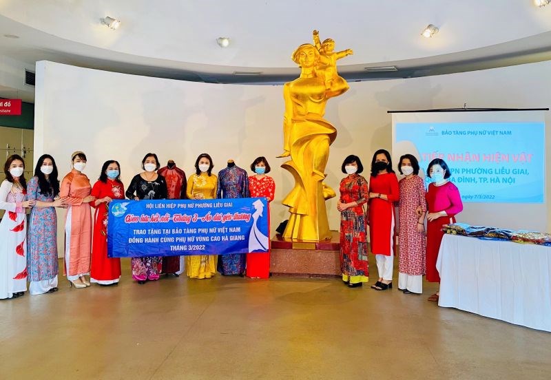 Hội LHPN phường Liễu Giai quận Ba Đình tặng áo dài cho bảo tàng Phụ nữ Việt Nam