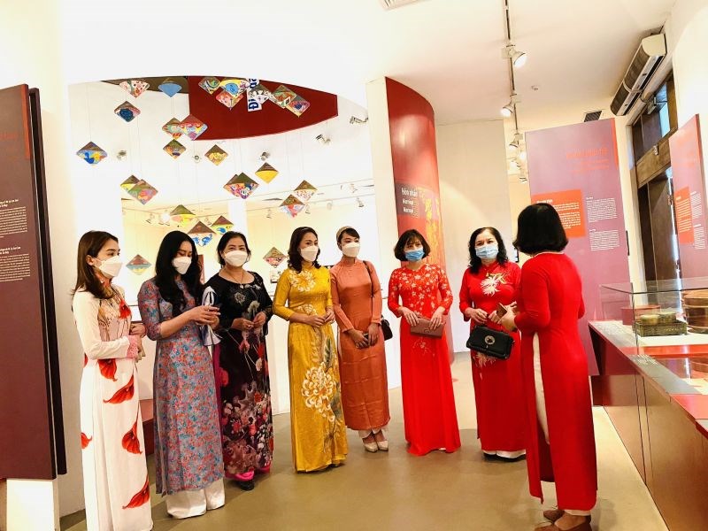 Hội LHPN phường Liễu Giai, quận Ba Đình: Tặng áo dài cho Bảo tàng Phụ nữ Việt Nam và phụ nữ khó khăn - ảnh 2
