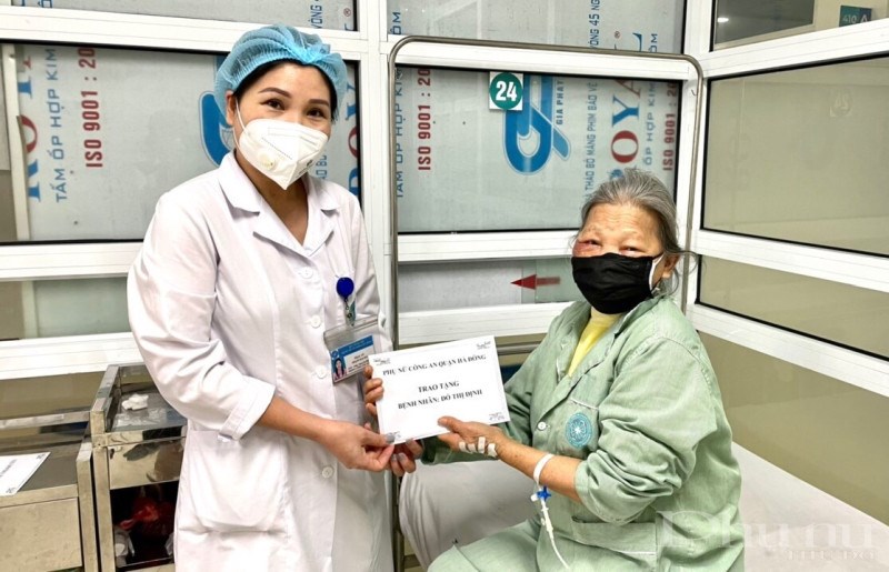 Hội LHPN quận Hà Đông tặng quà cho bệnh nhân điều trị ung thư tại bệnh viện Đa khoa Hà Đông.