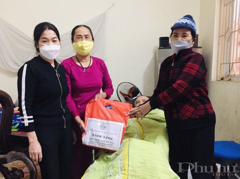 Cán bộ, hội viên phụ nữ quận Hà Đông tặng quà cho hội viên phụ nữ có hoàn cảnh khó khăn.