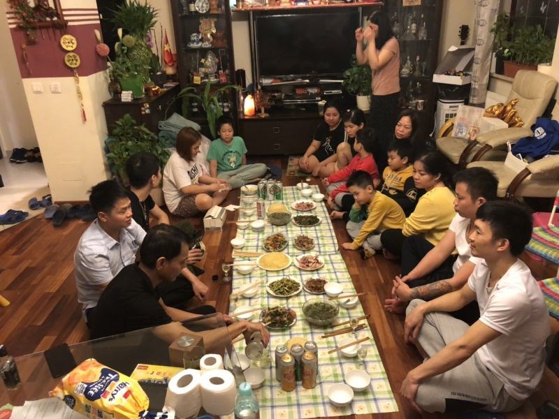 Bữa cơm đầm ấm của người Việt từ Ukraina sang Ba Lan lánh nạn trong nhà của vợ chồng chị Nguyễn Thị Kim OanhẢnh: NVCC