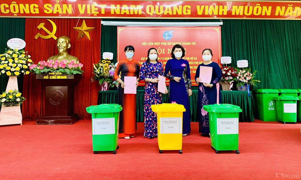 Lãnh đạo Hội LHPN huyện tặng 22 thùng rác, tổng trị giá 11 triệu đồng cho các Chi hội