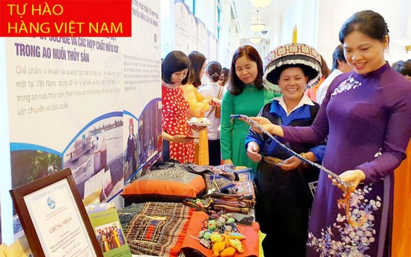 Đồng chí Hà Thị Nga, ủy viên Trung ương Đảng, Chủ tịch Hội LHPN Việt Nam thăm gian hàng trưng bày các sản phẩm Việt 	Ảnh: HPN