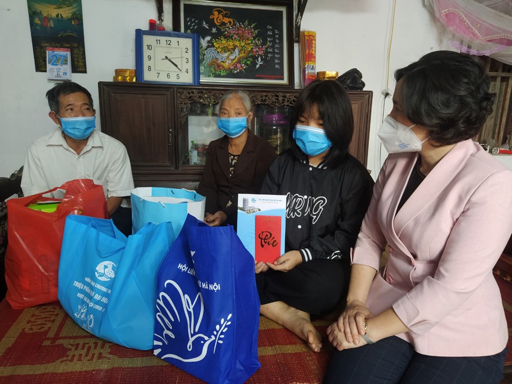 Đồng chí Lê Kim Anh, Thành ủy viên, Chủ tịch Hội LHPN Hà Nội thăm, tặng quà các em nhỏ mồ côi do dịch Covid-19	Ảnh: H.L