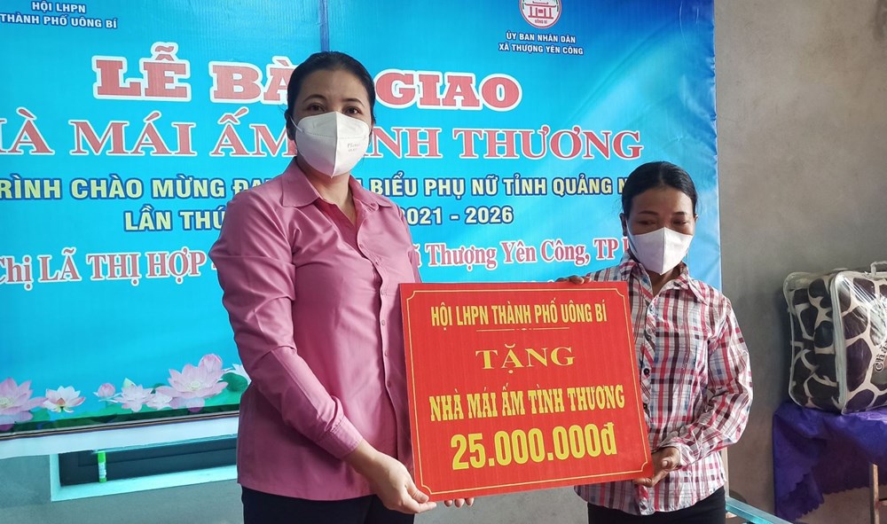 Hội LHPN thành phố Uông Bí, tỉnh Quảng Ninh tổ chức bàn giao nhà “Mái ấm tình thương”Ảnh: HPN