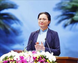 Đồng chí Hà Thị Nga, Ủy viên Trung ương Đảng, Chủ tịch Hội LHPN Việt Nam phát biểu tại Đại hội
