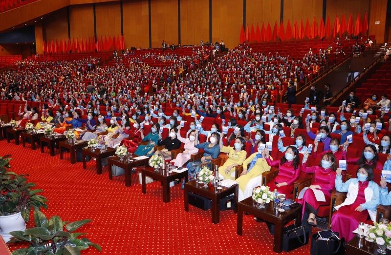 Các đại biểu tham gia biểu quyết tại Đại hội