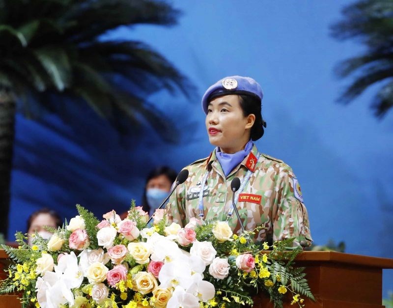 Trung tá Đỗ Thị Hằng Nga, Phó Trưởng phòng Hợp tác quốc tế Cục Gìn giữ Hòa bình Việt Nam phát biểu tham luận tại Đại hội