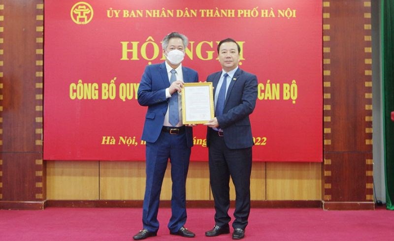 Phó Chủ tịch UBND TP Chử Xuân Dũng trao quyết định cho đồng chí Nguyễn Sỹ Tiến