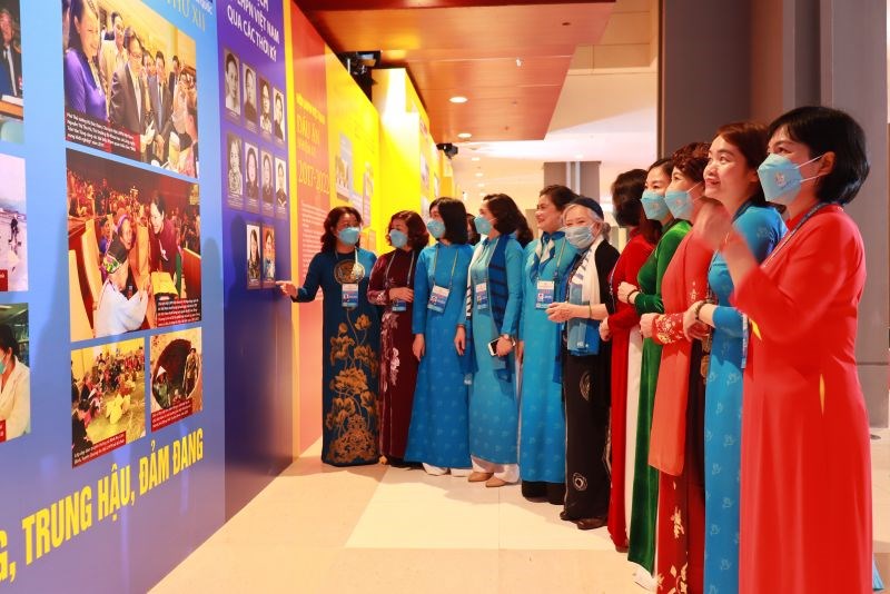 Đoàn đại biểu phụ nữ Hà Nội thăm triển lãm 