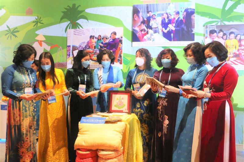 Các đại biểu thăm gian trưng bày các sản phẩm từ lụa từ tơ sen- sản phẩm  OCOP của Hà Nội