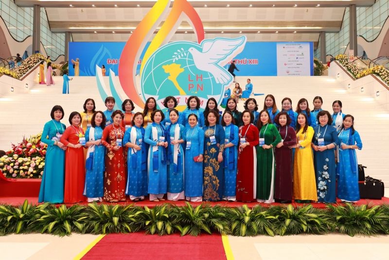 Đoàn đại biểu phụ nữ Hà Nội chụp ảnh giao lưu cùng đoàn đại biểu phụ nữ các tỉnh/thành bạn