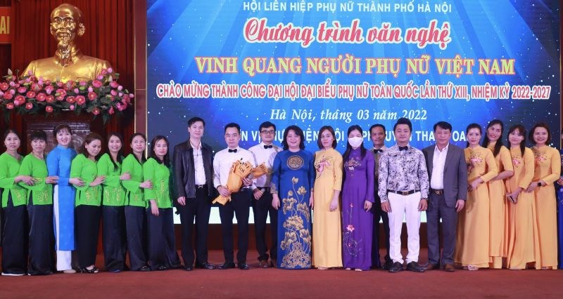 Các đồng chí lãnh đạo Thành Hội, Huyện uỷ Thanh Oai tặng hoa các đội tuyên truyền ca khúc cách mạng tham gia biểu diễn tại chương trình