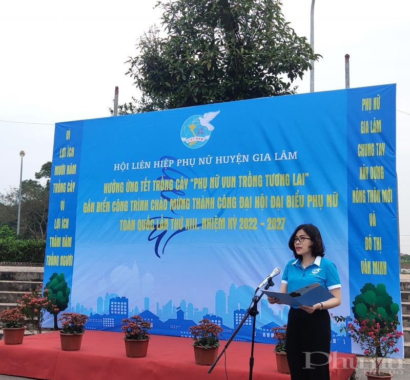 Đồng chí Nguyễn Thanh Hương, Phó Chủ tịch Hội LHPN Hà Nội phát biểu hưởng ứng Tết trồng cây 