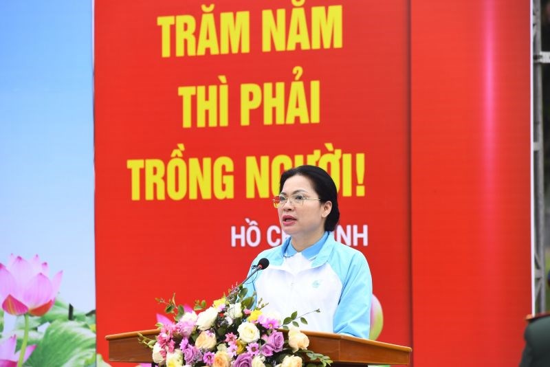 Đồng chí Hà Thị Nga, Chủ tịch Hội LHPN Việt Nam phát biểu