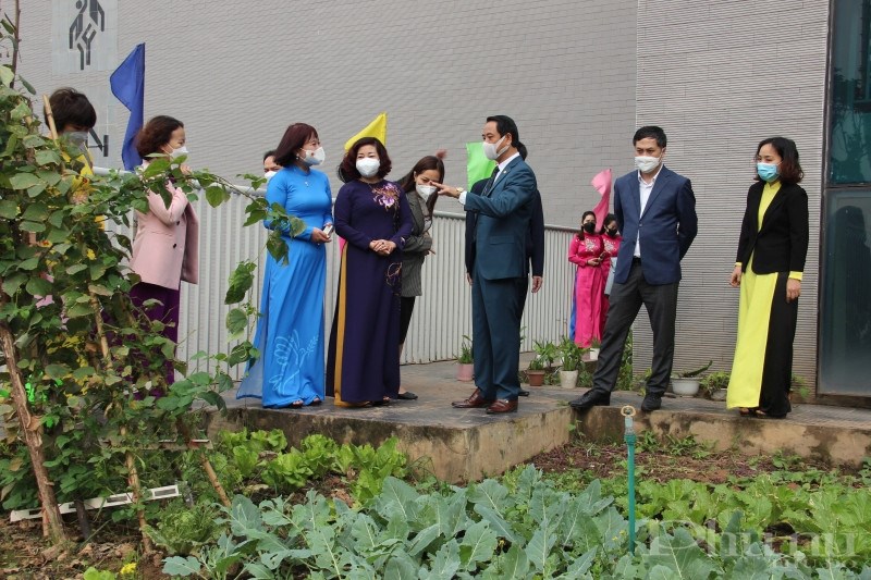 Các đại biểu tham quan vườn cây thuốc nam và vườn rau do thầy cô giáo và học sinh trường Tiểu học An Hòa trồng trong khuôn viên trường.