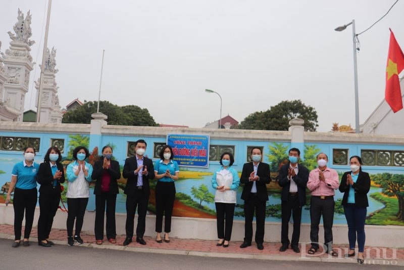 Các đại biểu tham gia gắn biển tuyến đường kiểu mẫu tại thôn Trân Tảo, xã Phú Thị, huyện Gia Lâm