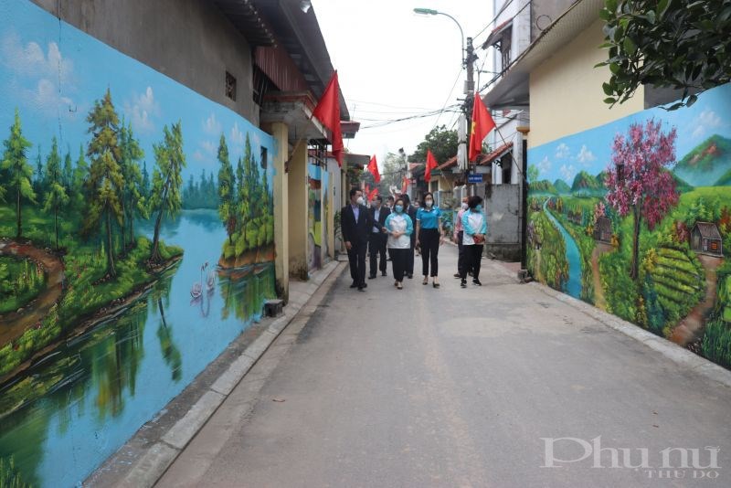 Bức tranh tường tại xã Phú Thị được Hội Phụ nữ đảm nhiệm nhằm thiết thực chào mừng thành công Đại hội đồng thời góp phần xây dựng xã nông thôn mới kiểu mẫu