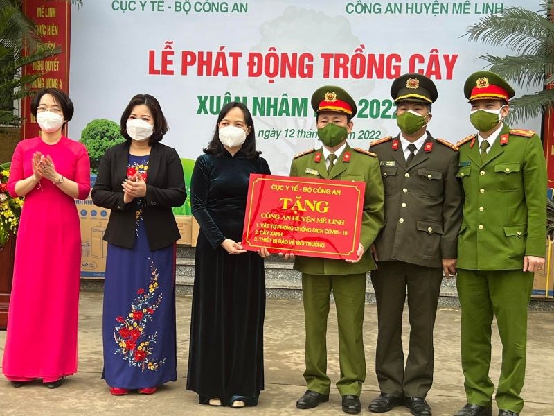 Lãnh đạo Cục Y tế, Bộ Công an tặng các trang thiết bị y tế cho công an huyện Mê Linh, Hà Nội