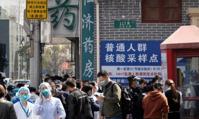 Người dân xếp hàng dài bên ngoài khu xét nghiệm axit nucleic của một bệnh viện ở Thượng Hải. Ảnh: China Daily