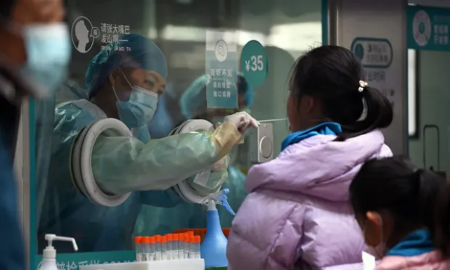 Nhân viên y tế làm xét nghiệm Covid ở Bắc Kinh. Ảnh: AFP