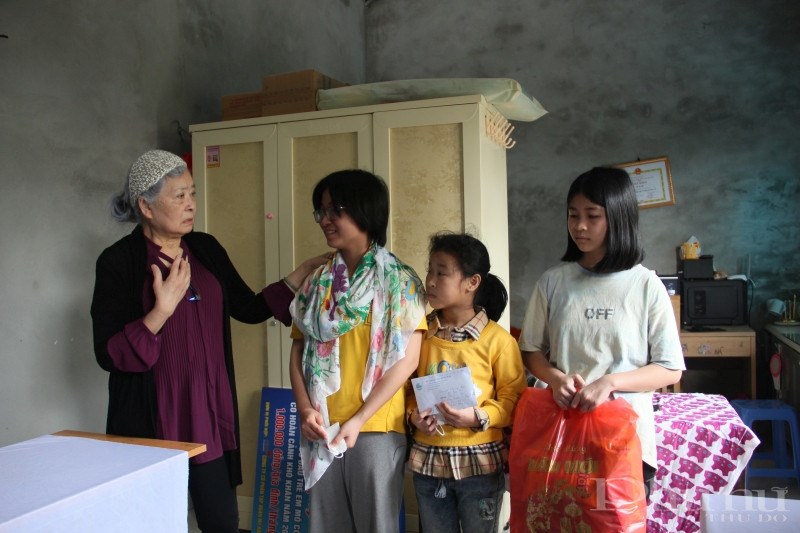 Bà Trần Tố Nga tặng 10 triệu đồng cho 3 chị em Trang, Yến, Linh.