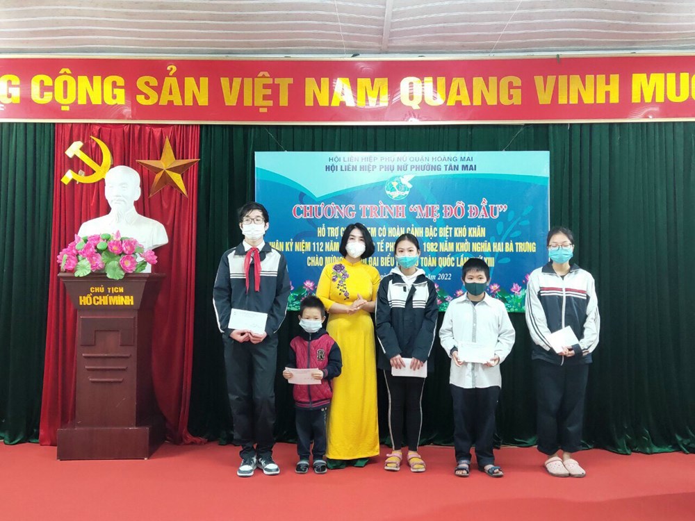Hội LHPN quận Hoàng Mai trao hỗ trợ trong chương trình “Mẹ đỡ đầu” cho 5 cháu nhỏ trên địa bàn phường Tân Mai 	Ảnh: HPN
