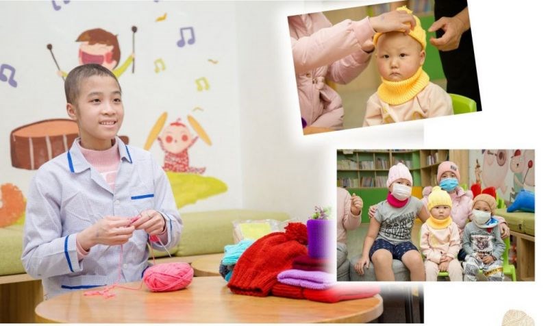 Thái Huyền Trang miệt mài đan yêu thương gửi vào từng chiếc mũ, khăn giữ ấm mái đầu không còn tóc của người bệnh ung thư máu	Ảnh: Công Thắng