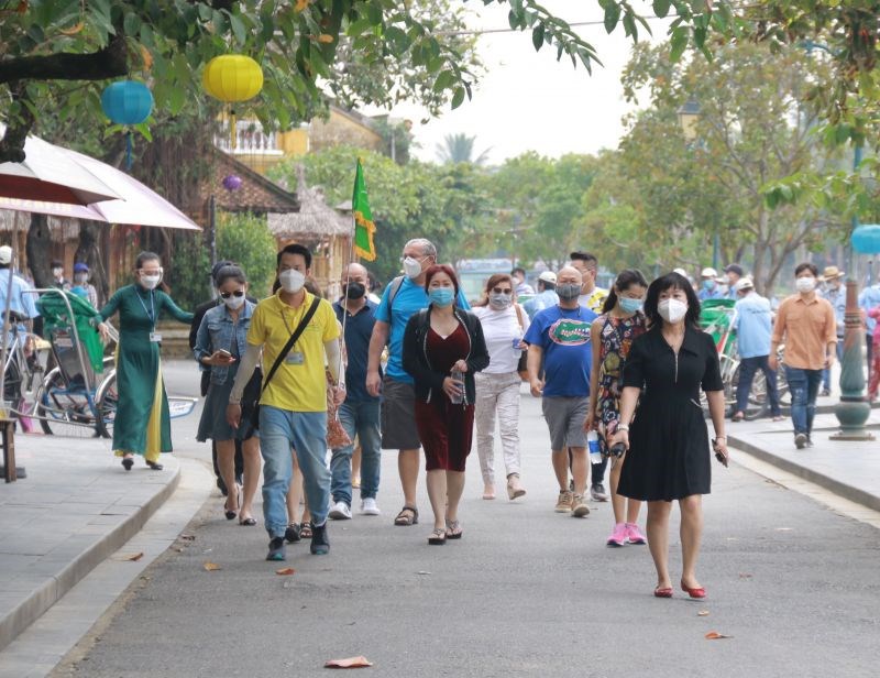 Du khách quốc tế tham quan phố cổ Hội An - một trong điểm đến nổi tiếngcủa Việt Nam	Ảnh: Int