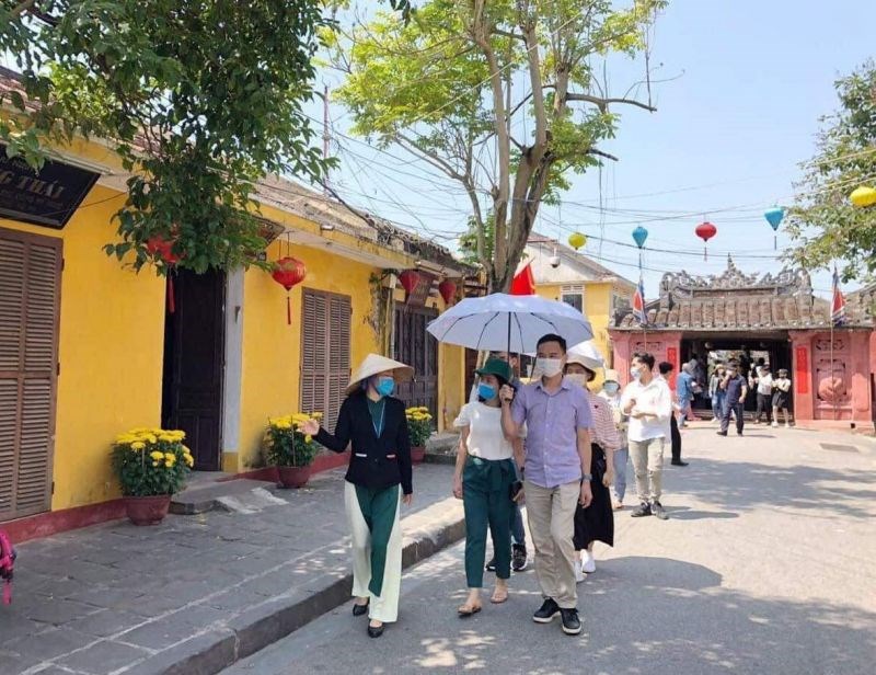 Du khách tham quan phố cổ Hội An, tỉnh Quảng Nam