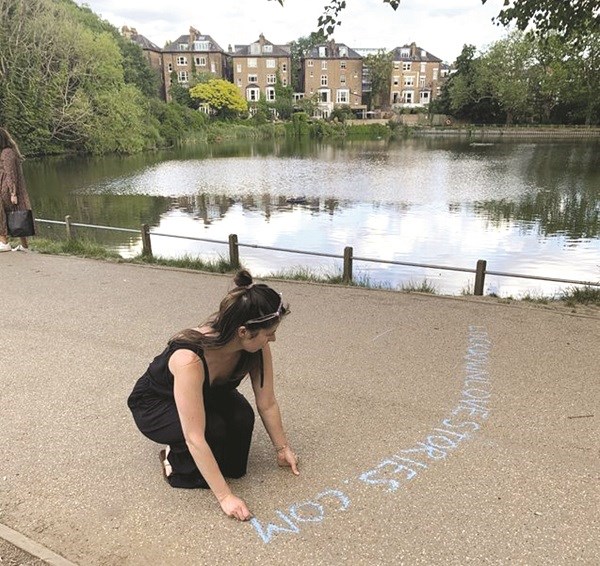 Found viết dòng chữ quảng bá Lockdown Love Stories trên các lối đi quanh nhiều công viên tại LondonẢnh: Philippa Poun