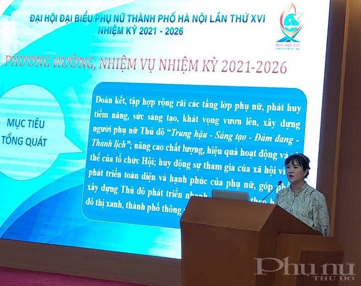 Đồng chí Hoàng Thu Hồng, Trưởng ban Tuyên giáo Hội LHPN Hà Nội phát biểu tại hội nghị