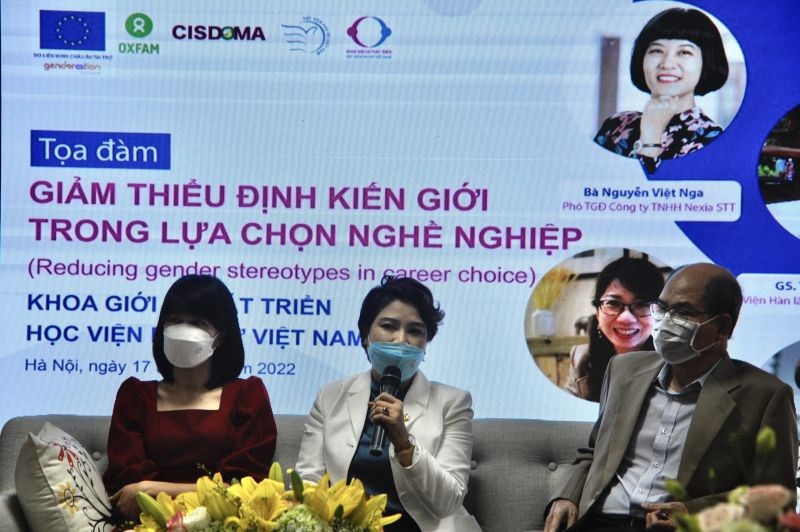 Bà Lê Quỳnh Trang,  Tổng biên tập Báo Phụ nữ Thủ đô chia sẻ tại tọa đàm